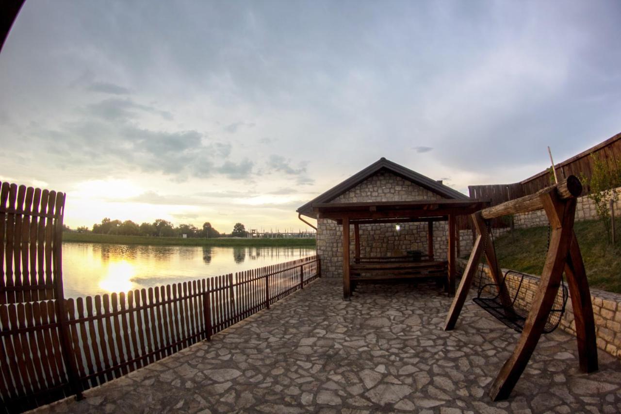 Hotel Jezero Jelen Tesanj Exterior foto